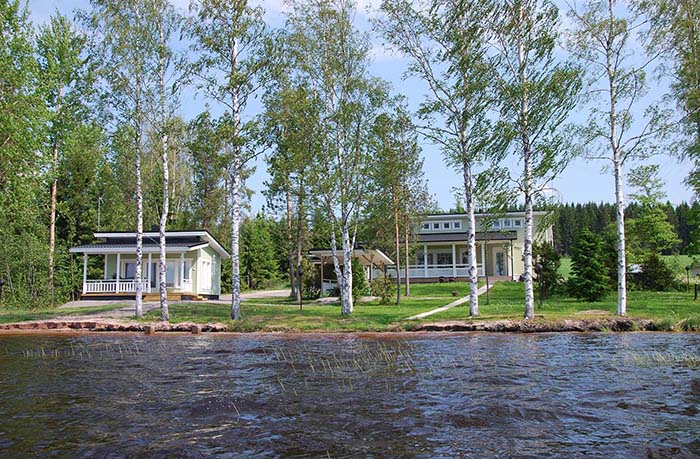 Mökkikokonaisuus järveltä kuvattuna